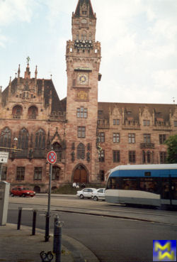 Saarbrücken Rathaus mit der Saarbahn